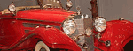 Ein roter, chromglänzender Mercedes-Oldtimer-von hand renoviert