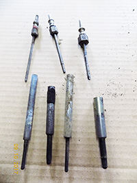 Bild zeigt verschiedene ausgebohrte Glühkerzen/Glühstifte von einem Dieselmotor