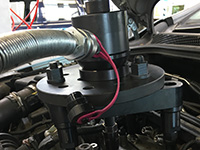 Bild zeigt ein Spezialwerkzeug zum Ausbau von Injektoren von einem Dieselfahrzeug