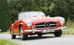 Ein älterer Mercedes SL on Tour - Fahrspass pur.